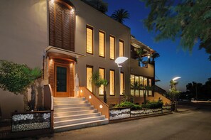 Fachada da propriedade à noite