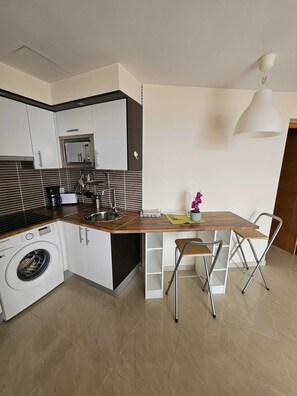 Réfrigérateur, micro-ondes, plaque de cuisson, cafetière/bouilloire
