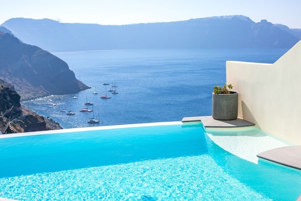 Piscine à débordement