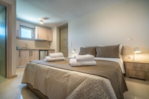 5 bedrooms, iron/ironing board, Internet, bed sheets