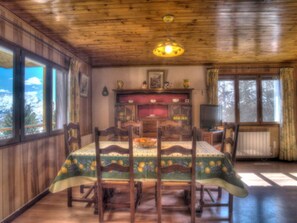 Dining - Spacious 2-bed La Toussuire apt, ski-in, sleeps 6, south balcony + WiFi (La Toussuire)