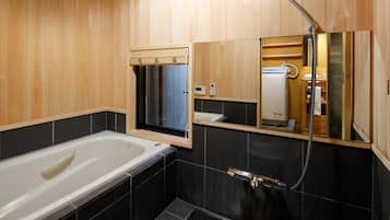 Casa, para no fumadores (Private Vacation) | Baño | Tina y regadera independientes y tina profunda