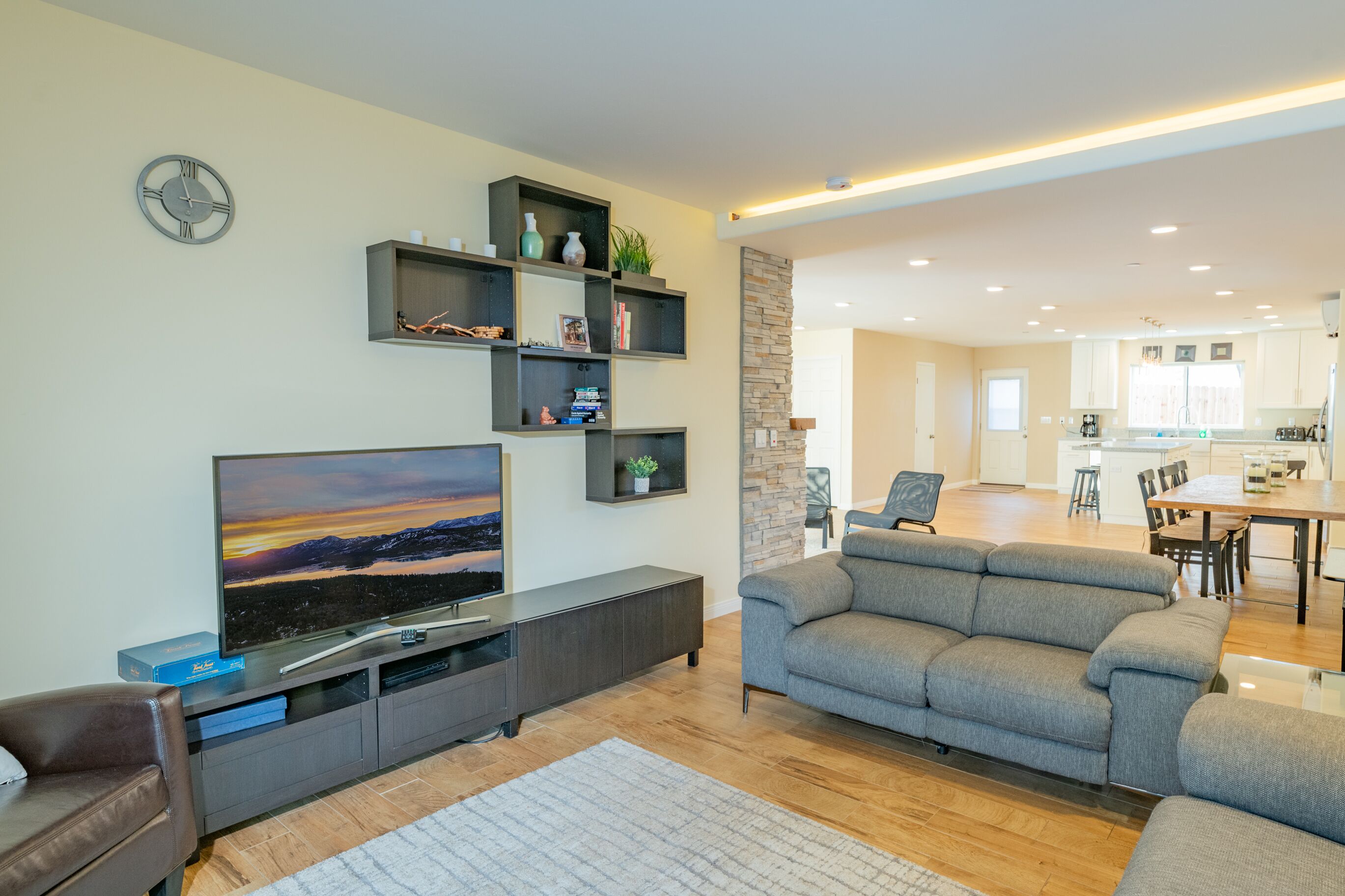 Tv, eldstad, tv-spel och Netflix