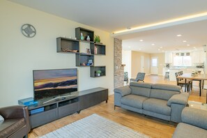 Tv, eldstad, tv-spel och Netflix