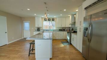 Coffee/tea maker, fridge, microwave, oven