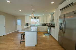 冷蔵庫、電子レンジ、オーブン、コンロ