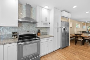Coffee/tea maker, fridge, microwave, oven - Modern Times - Partial AC, Close to Lake & Village, Modern, Jet Tub, Fireplace, Barbecue (Big Bear Lake)