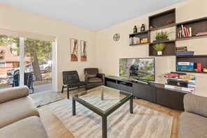 TV, fireplace, video games, Netflix - Modern Times - Partial AC, Close to Lake & Village, Modern, Jet Tub, Fireplace, Barbecue (Big Bear Lake)