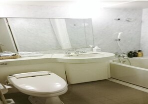Un bagno con il water, lavandino e vasca da bagno.