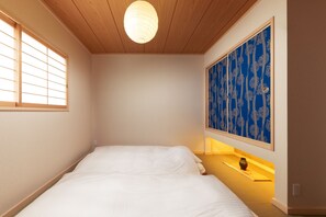 2 habitaciones, cubrecamas, escritorio y cortinas blackout 