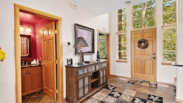 House, 5 Bedrooms | Interior