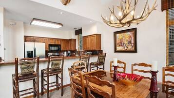 House, 5 Bedrooms | Dining