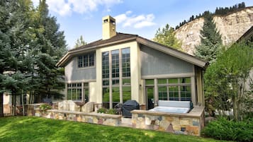 House, 5 Bedrooms | Exterior