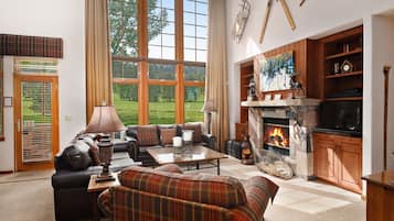 Casa, 5 habitaciones | Área de sala de estar | Smart TV