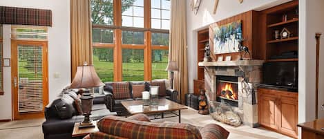 House, 5 Bedrooms | Living area | Smart TV