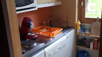 Frigorífico, microondas, placa de cocina y lavavajillas