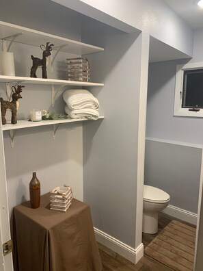 Ensemble baignoire-douche, serviettes fournies, savon