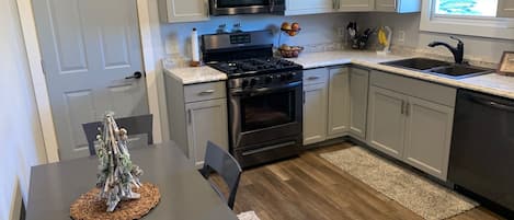 Réfrigérateur, micro-ondes, plaque de cuisson, lave-vaisselle