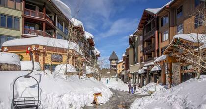 Charming mountain condo w/ shared pool, hot tub, & easy slope access