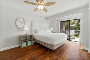 3 bedrooms, iron/ironing board, free WiFi, bed sheets - Pet Friendly ~ Golf Cart ~ Screened Porch (Miramar Beach)