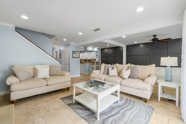 Televisión de pantalla plana y chimenea 