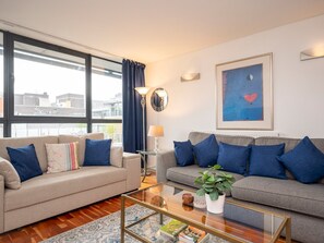 TV - Bright Spacious Flat in Central London | Sleeps 6 - Pass the Keys (London)