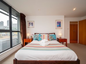 2 bedrooms, iron/ironing board, free WiFi, bed sheets - Bright Spacious Flat in Central London | Sleeps 6 - Pass the Keys (London)