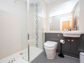Combined shower/tub, hair dryer, towels
