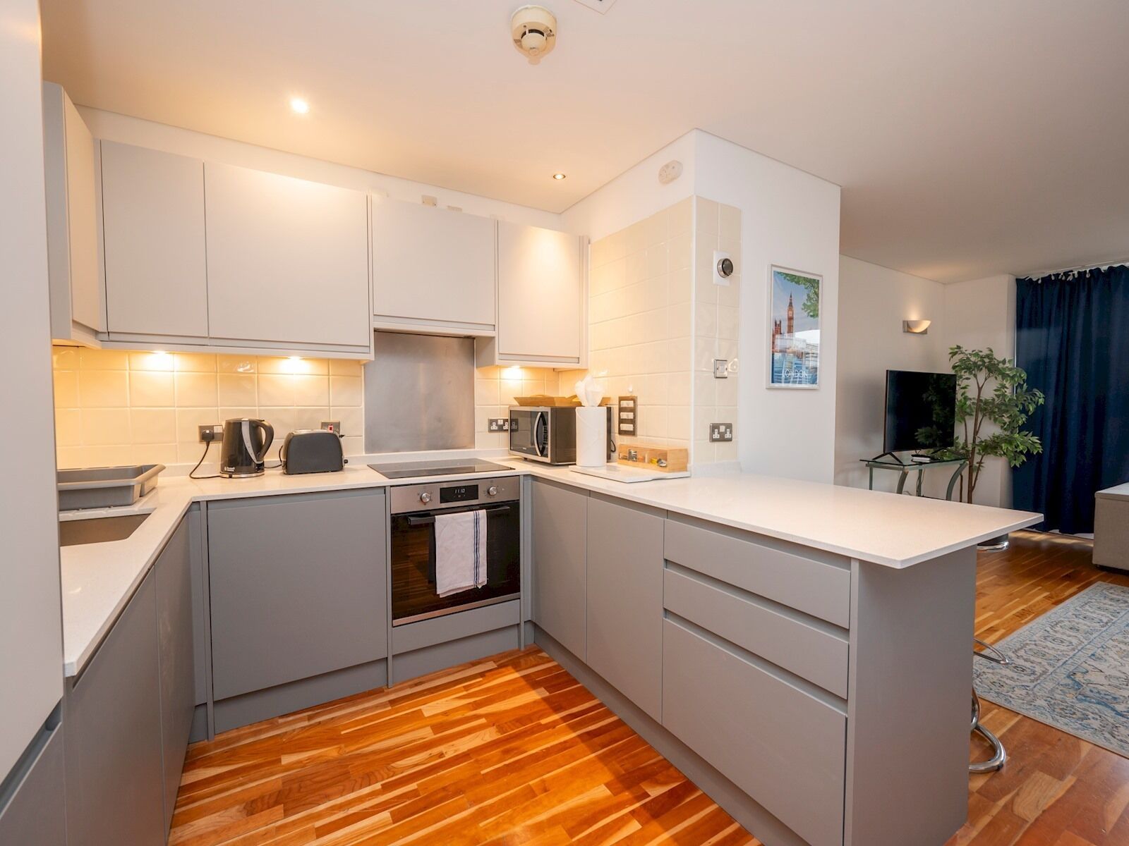 Kjøleskap, mikrobølgeovn, ovn og brødrister