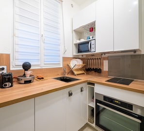 Kühlschrank, Mikrowelle, Ofen, Herdplatte