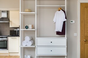 Fridge, microwave, oven, stovetop - Cool Covent Garden Studio - Netflix & Nespresso (London)