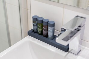 Een douche, een haardroger, handdoeken, zeep