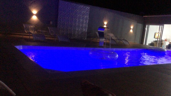 Una piscina al aire libre, una piscina climatizada