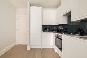 Kjøleskap, mikrobølgeovn, ovn og kokeplater