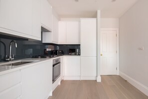 Køleskab, mikrobølgeovn, ovn, kogeplade