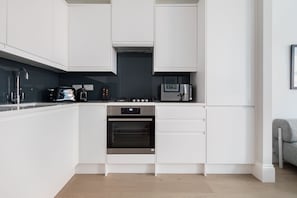 Een koelkast, een microgolfoven, een oven, een kookplaat