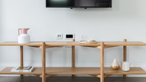 Una mesa de madera minimalista con un televisor de pantalla plana montado encima.