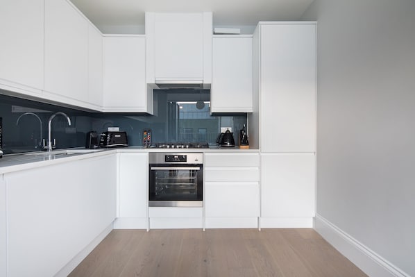 Kühlschrank, Mikrowelle, Ofen, Herdplatte