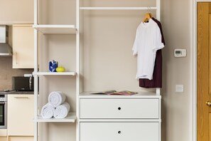 Fridge, microwave, oven, stovetop - Funky Covent Garden Studio - Netflix & Nespresso (London)