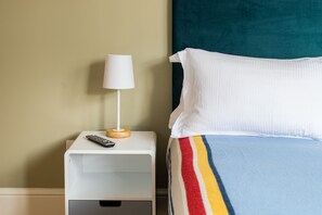 1 bedroom, iron/ironing board, Internet, bed sheets - Funky Covent Garden Studio - Netflix & Nespresso (London)