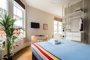 1 habitación, tabla de planchar con plancha, internet y ropa de cama 