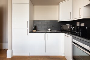 Refrigerador, microondas, horno, placa de cocina