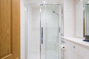 Haartrockner, Handtücher, Seife, Toilettenpapier