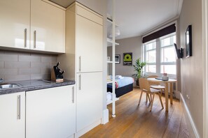 1 slaapkamer, een strijkplank/strijkijzer, wifi, beddengoed