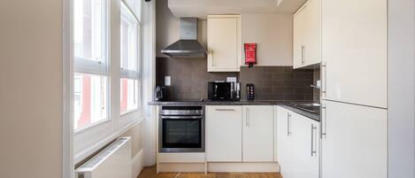 Refrigerador, microondas, horno, placa de cocina