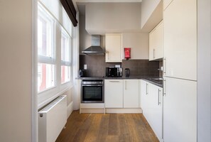 Een koelkast, een microgolfoven, een oven, een kookplaat