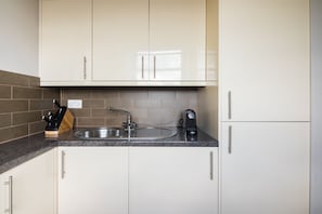 Kühlschrank, Mikrowelle, Ofen, Herdplatte