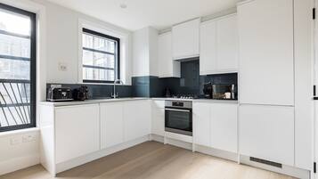 Frigorífico, microondas, horno y placa de cocina