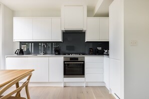 Fridge, microwave, oven, stovetop - Lovely Leicester Square 2BR - Netflix & Nespresso (London)