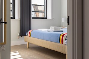 2 bedrooms, iron/ironing board, WiFi, bed sheets - Lovely Leicester Square 2BR - Netflix & Nespresso (London)